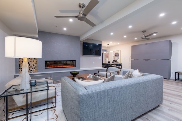 Smart TV, fireplace, books - Renovated Ski In/Out Condo At Park City Mountain Resort (Park City)
