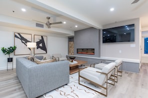 Smart TV, fireplace, books - Renovated Ski In/Out Condo At Park City Mountain Resort (Park City)