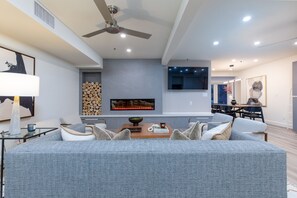 Smart TV, caminetto, libri