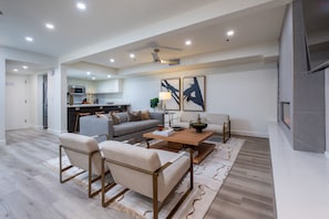 Smart TV, fireplace, books - Renovated Ski In/Out Condo At Park City Mountain Resort (Park City)