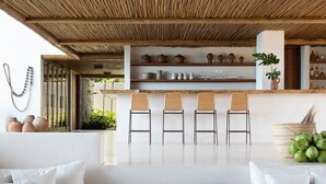Lobby-lounge