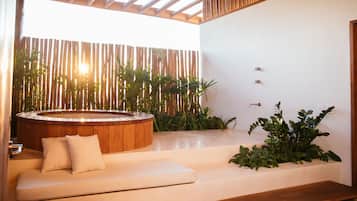 Seafront Master Suite | Private spa tub