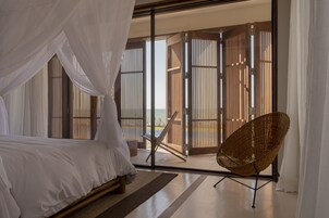 Ropa de cama de alta calidad, colchones con pillow-top y minibar 