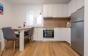 Kühlschrank, Ofen, Herdplatte, Wasserkocher mit Kaffee-/Teezubehör