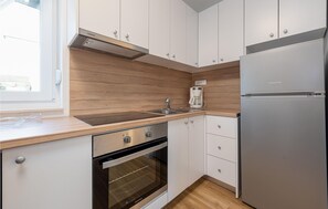 Fridge, oven, stovetop, coffee/tea maker