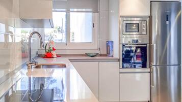 Een koelkast, een kookplaat, een vaatwasser