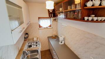 冰箱、微波炉、烤箱、炉灶