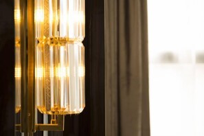 A chandelier with multiple light fixtures. - Yujinzhou Hotel (Chongqing)