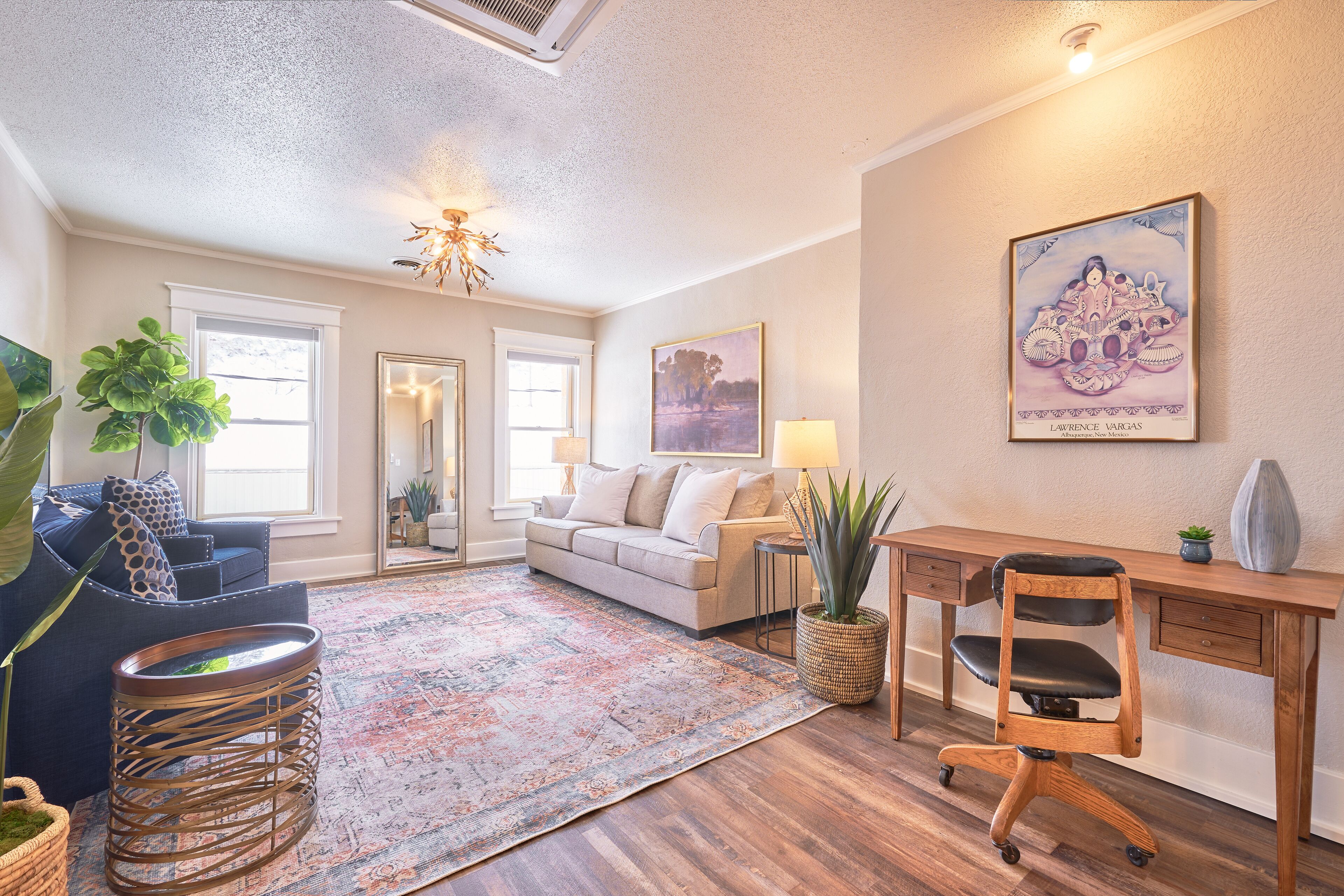 Spiegelberg Suite at The Evanston *Downtown* Walk to Evans Plunge, Moccasin Spgs