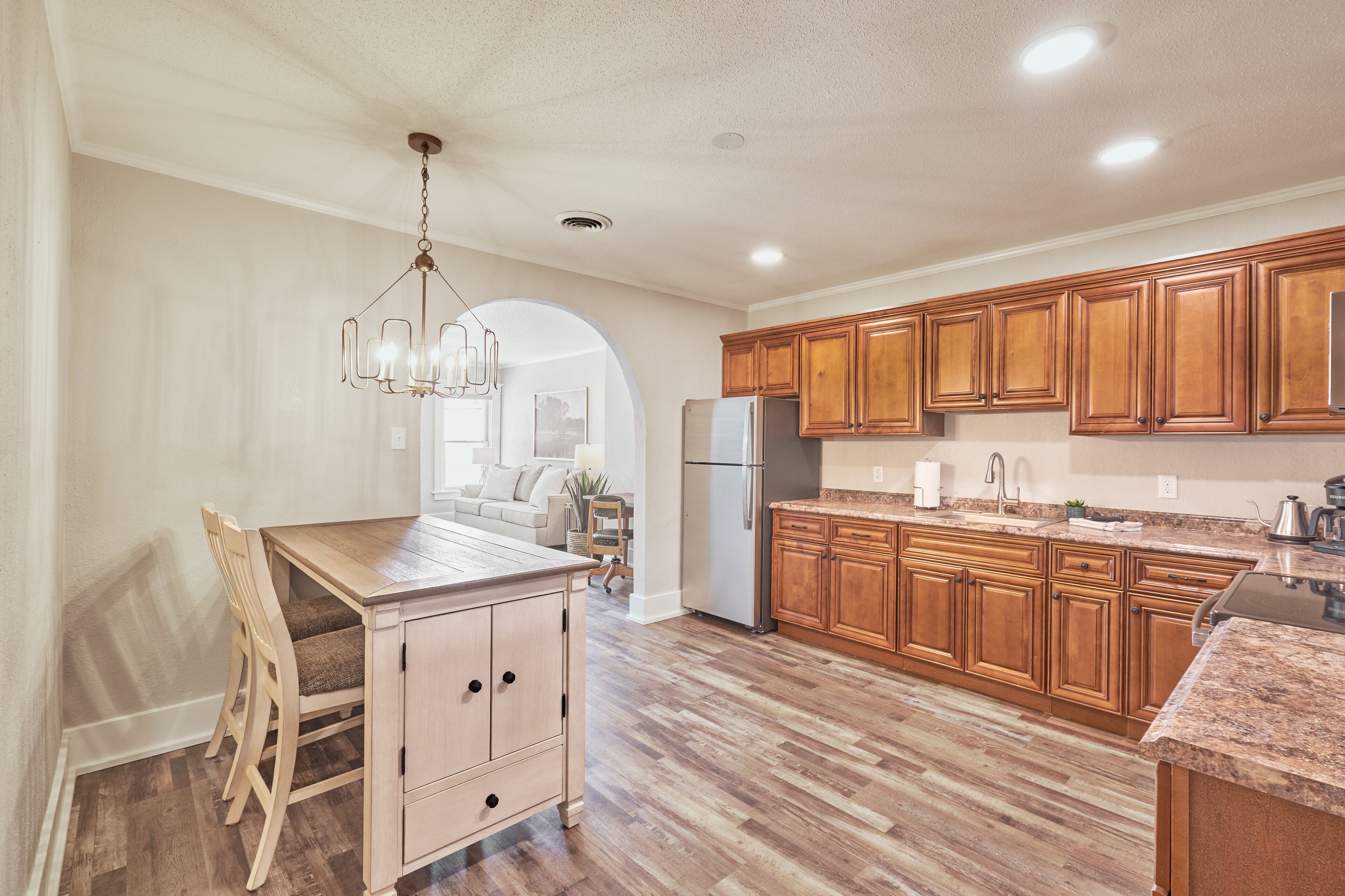 Spiegelberg Suite at The Evanston *Downtown* Walk to Evans Plunge, Moccasin Spgs