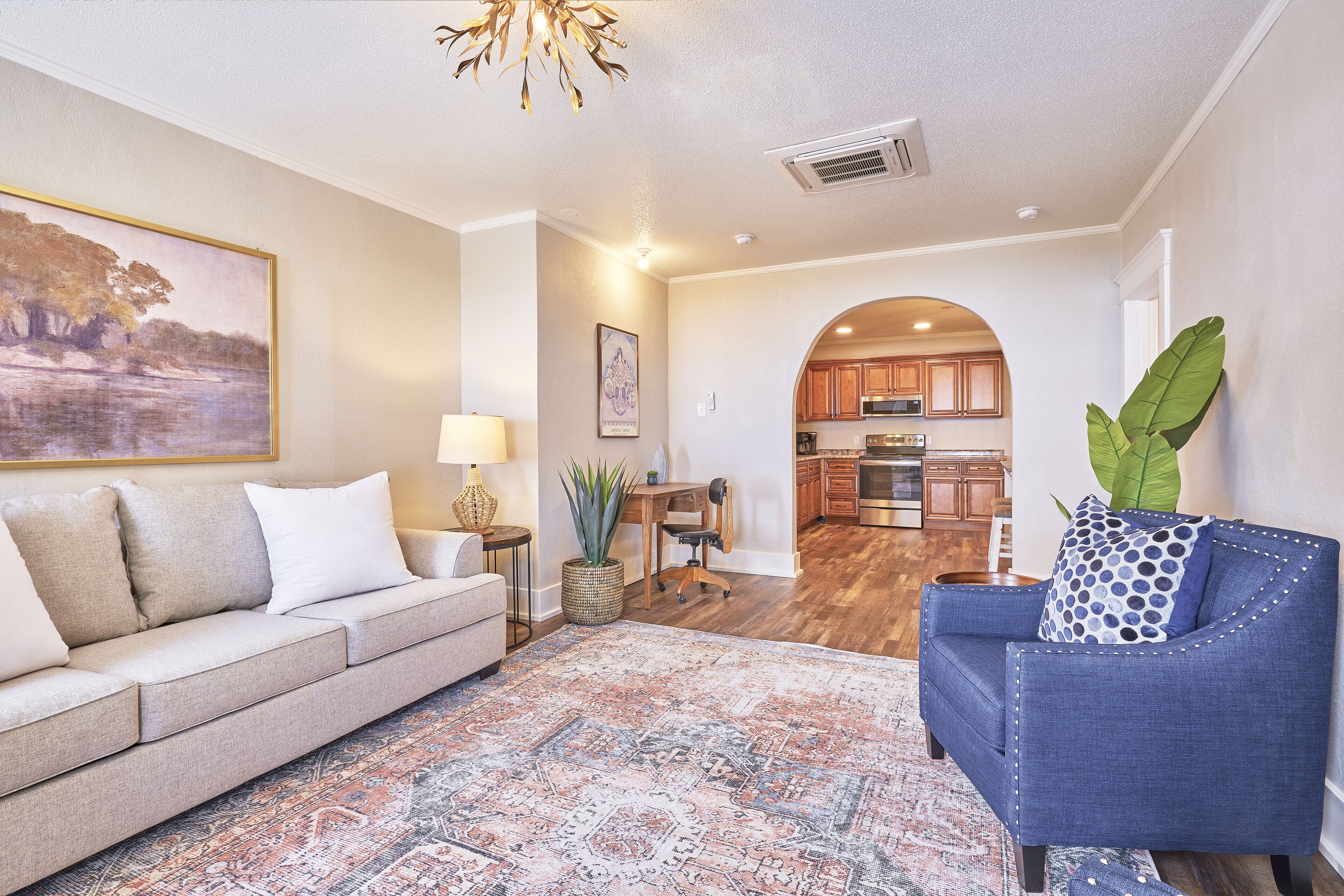 Spiegelberg Suite at The Evanston *Downtown* Walk to Evans Plunge, Moccasin Spgs