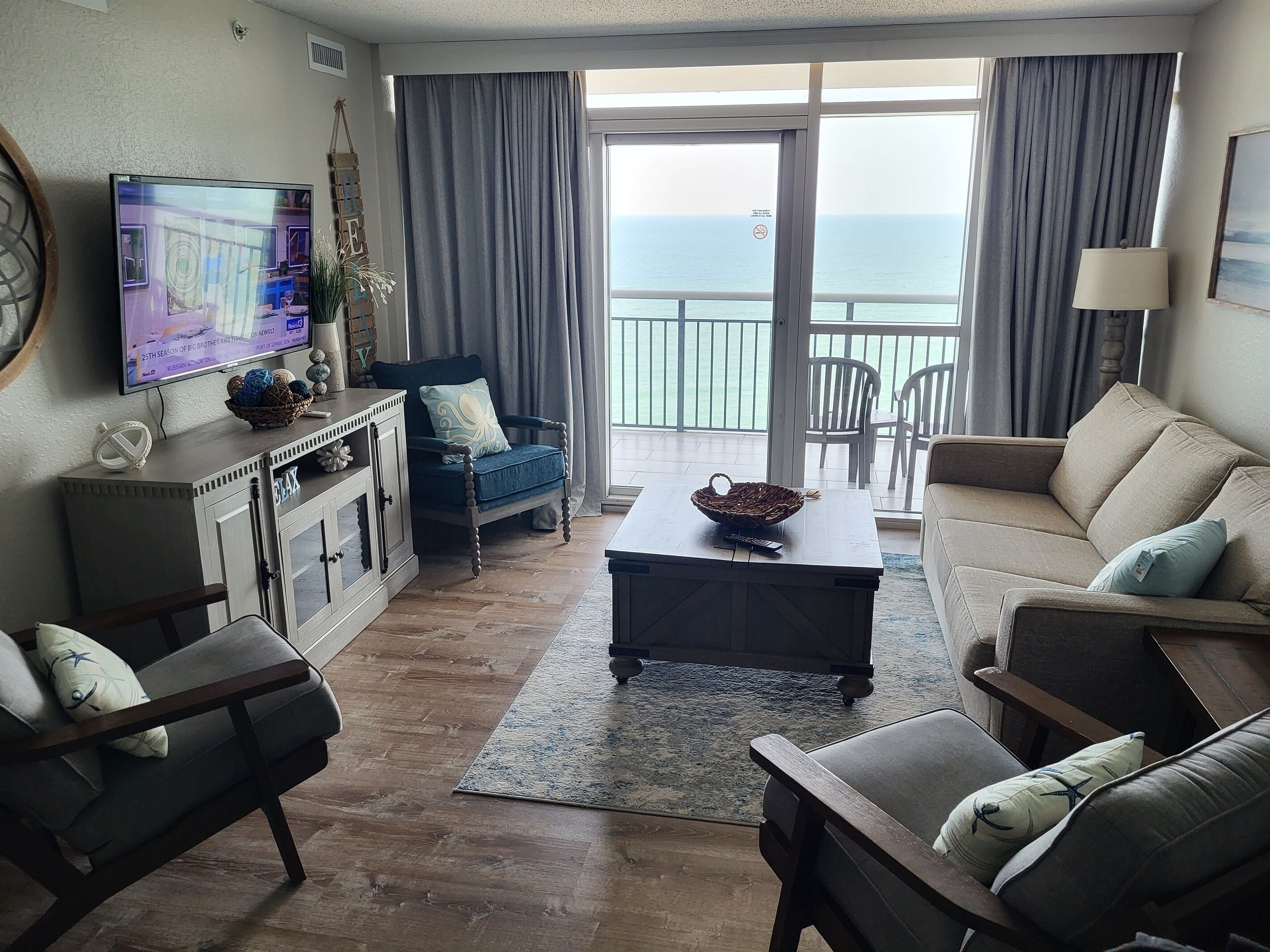 Last Minute Deals! Direct Ocean Front On The Boardwalk!