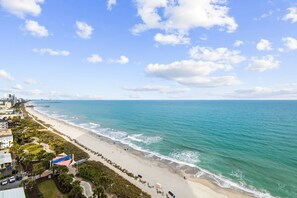 On the beach - Guest Favorite ~ Newly Renovated ~ 18th Floor Direct Ocean + SkyWheel Views (Myrtle Beach)