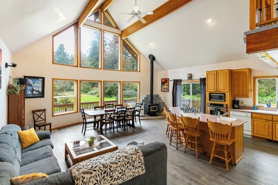 Private Mt Baker View, Hot tub, WIFI sleeps 12