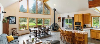 Private Mt Baker View, Hot tub, WIFI sleeps 12