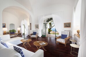 Fernseher, Kamin, Tischtennisplatte