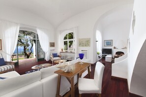 Fernseher, Kamin, Tischtennisplatte