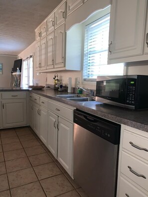 Private kitchen - Beautiful back yard- 2 Bedroom house in Clarkston (Clarkston)