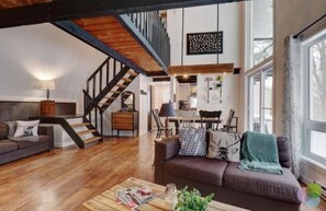 Smart TV, caminetto, libri