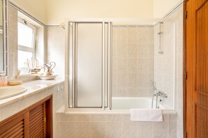 Badewanne, Haartrockner, Bidet, Handtücher