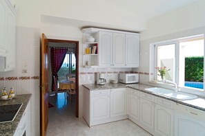 Kühlschrank, Mikrowelle, Ofen, Geschirrspüler