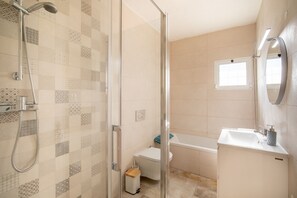 Dusche, Haartrockner, HandtĂŒcher