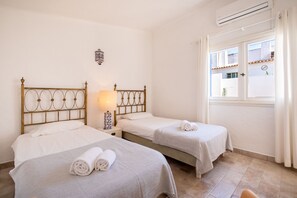 3 bedrooms, iron/ironing board, free WiFi, bed sheets