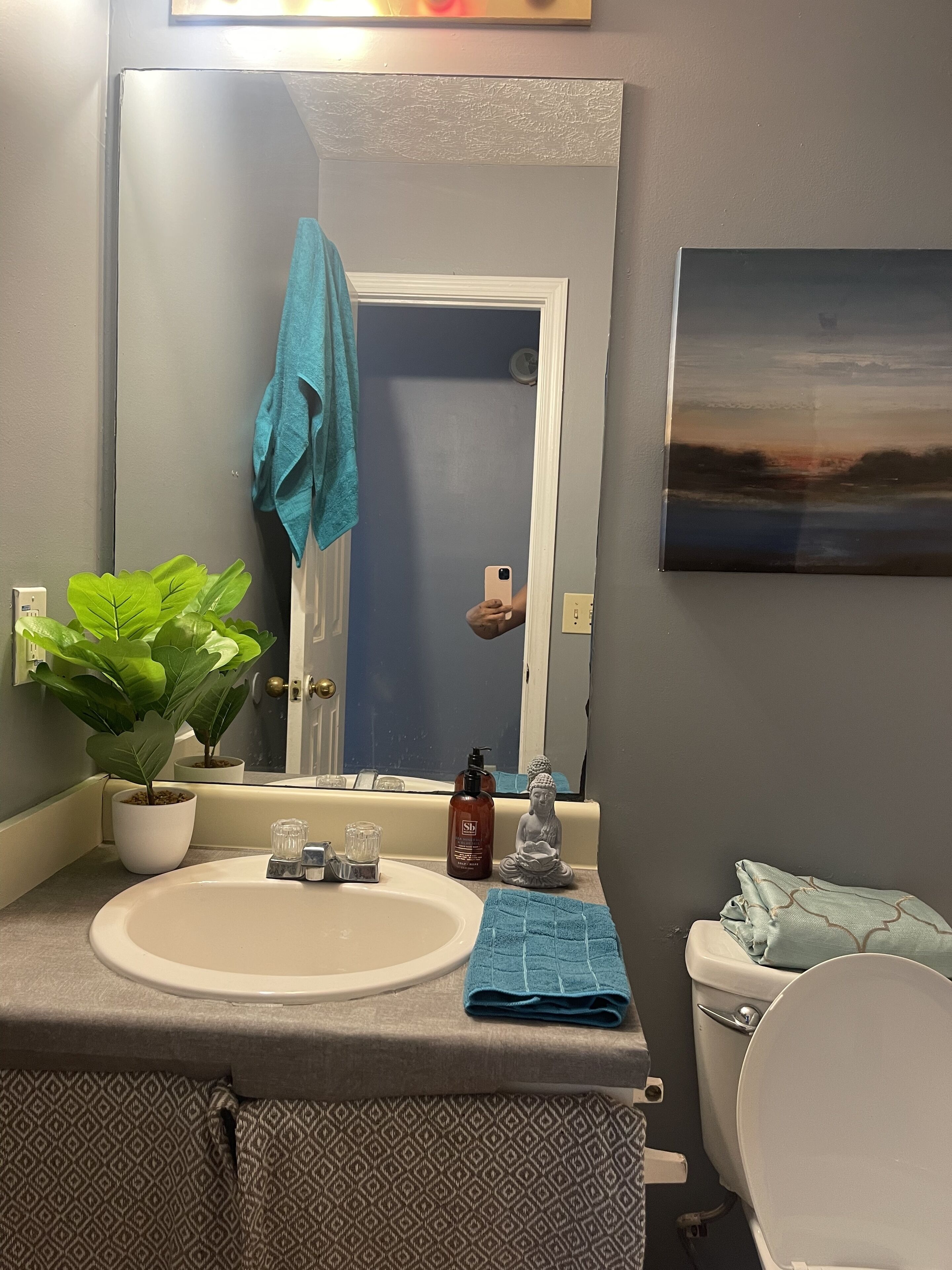 Comfy Emerald Oasis w/ outdoor patio sleeps 10