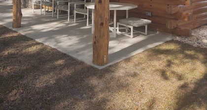 log cabin ,ocklawaha fl, close to ocala villages pet friendly ,lake Weir