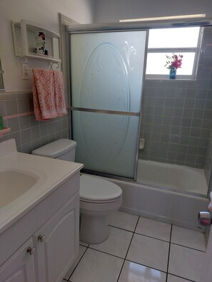 Ensemble douche/baignoire, serviettes fournies, savon, shampoing
