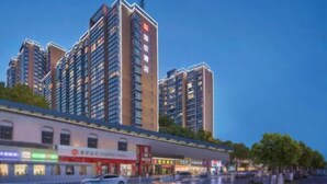 Un moderno edificio de gran altura con varios pisos, probablemente un hotel o complejo residencial.