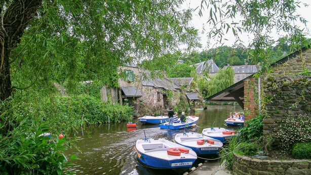 A narrow canal with boats docked along the banks, surrounded by lush greenery and traditional stone buildings. - 1 bedroom nice (sta)caravan in Gommenec h (Gommenec h)
