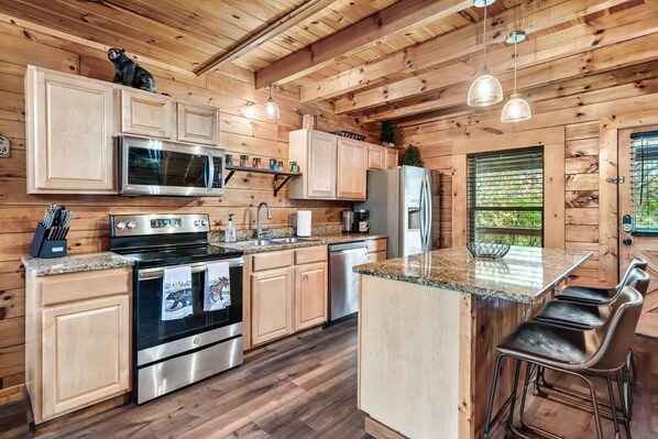 Fridge, microwave, oven, stovetop - Sleeps 18.. Pool table. Theater room. Arcade game..  (Pigeon Forge)