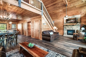 Smart TV, caminetto, videogiochi