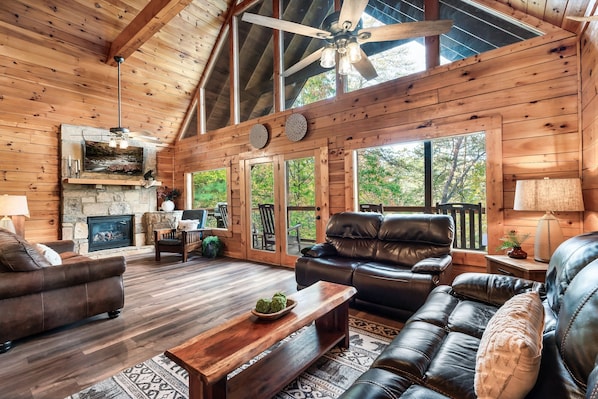 Smart TV, caminetto, videogiochi