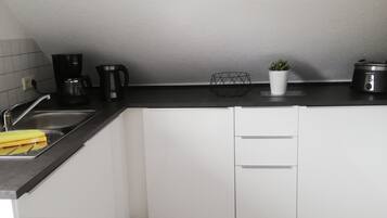 Kühlschrank, Mikrowelle, Herdplatte, Geschirrspüler