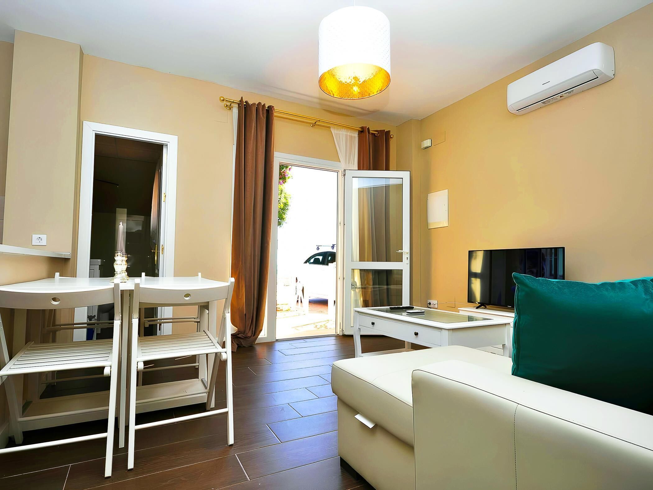 Apartment with sea views only families I