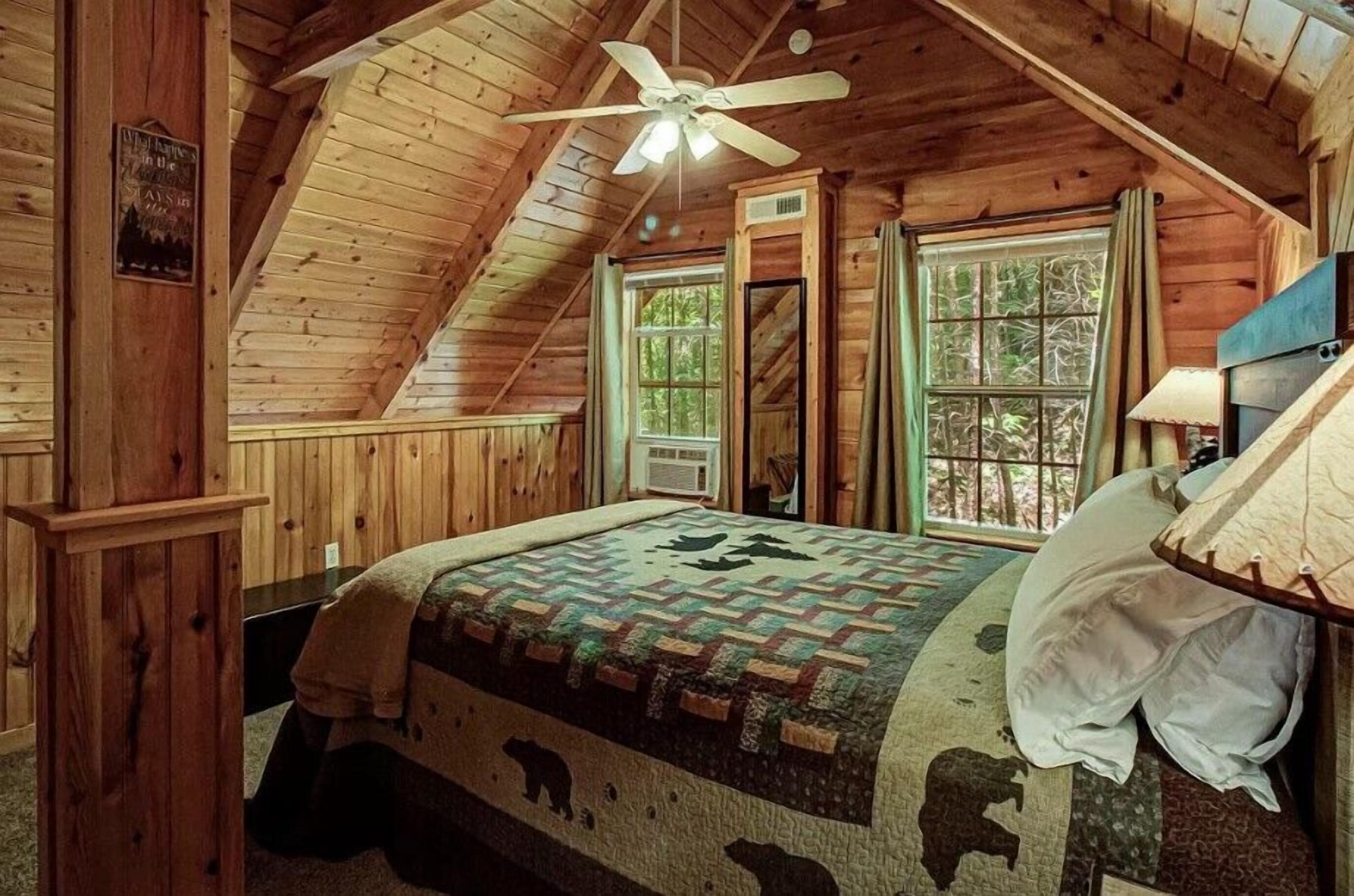 Cozy Gatlinburg Chalet only 3.5 Miles to Downtown Gatlinburg w/ Hottub