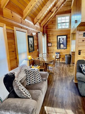 Smart TV, fireplace, Netflix, Hulu - Hottub* Great Location 3.5 Miles Gatlinburg (Gatlinburg)