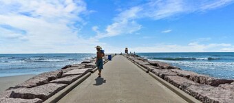Charming Beach Bungalow Near the Seawall
