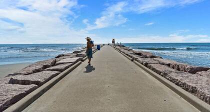 Charming Beach Bungalow Near the Seawall