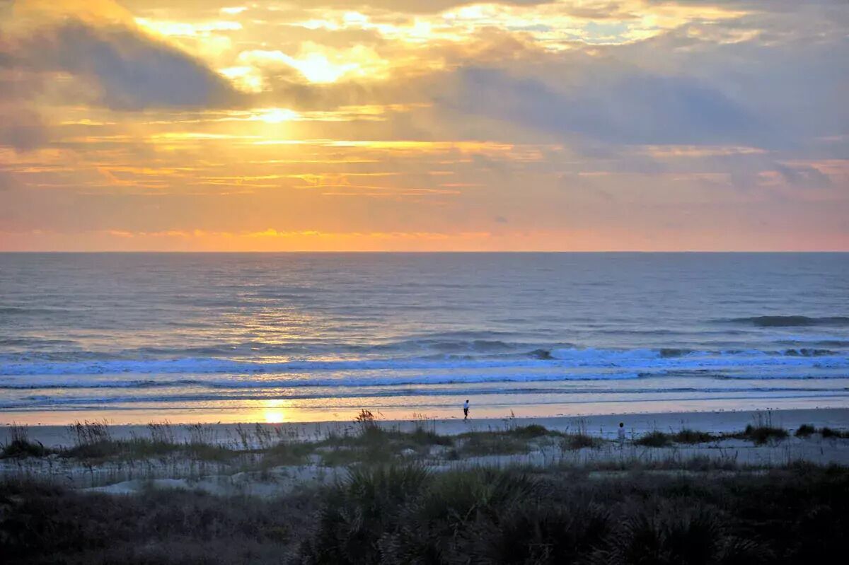 CLOSEST TO BEACH! Ground Flr, King Bed, Backyard