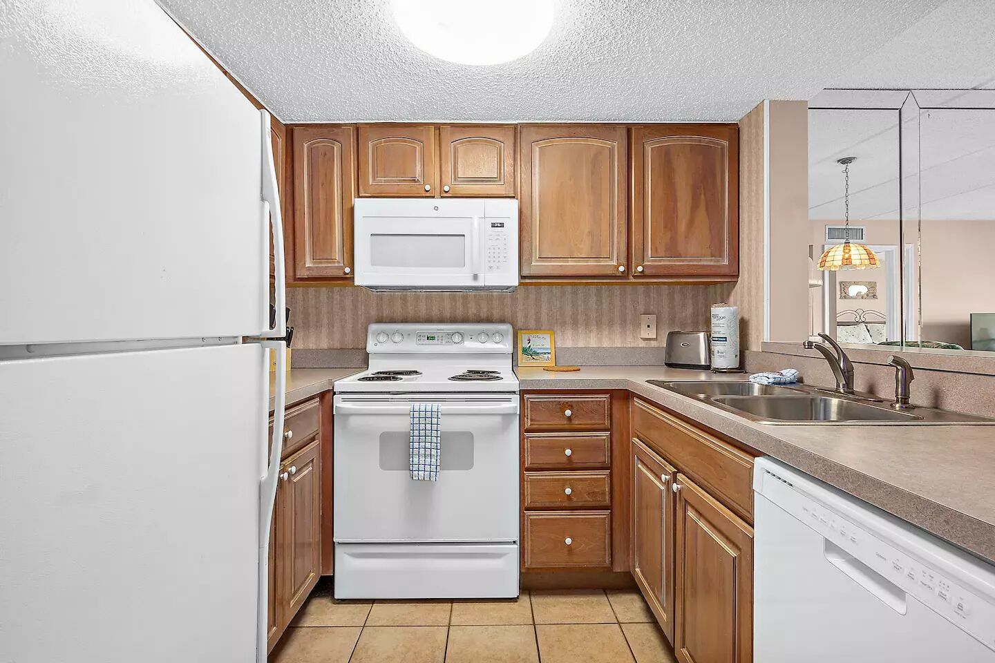 CLOSEST TO BEACH! Ground Flr, King Bed, Backyard