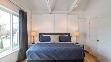 3 bedrooms, desk, iron/ironing board, travel crib