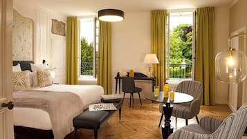 Suite, uitzicht op tuin | Een minibar, een kluis op de kamer, een bureau, verduisterende gordijnen