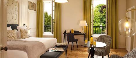 Suite, hageutsikt | Safe på rommet, skrivebord, blendingsgardiner og lydisolert