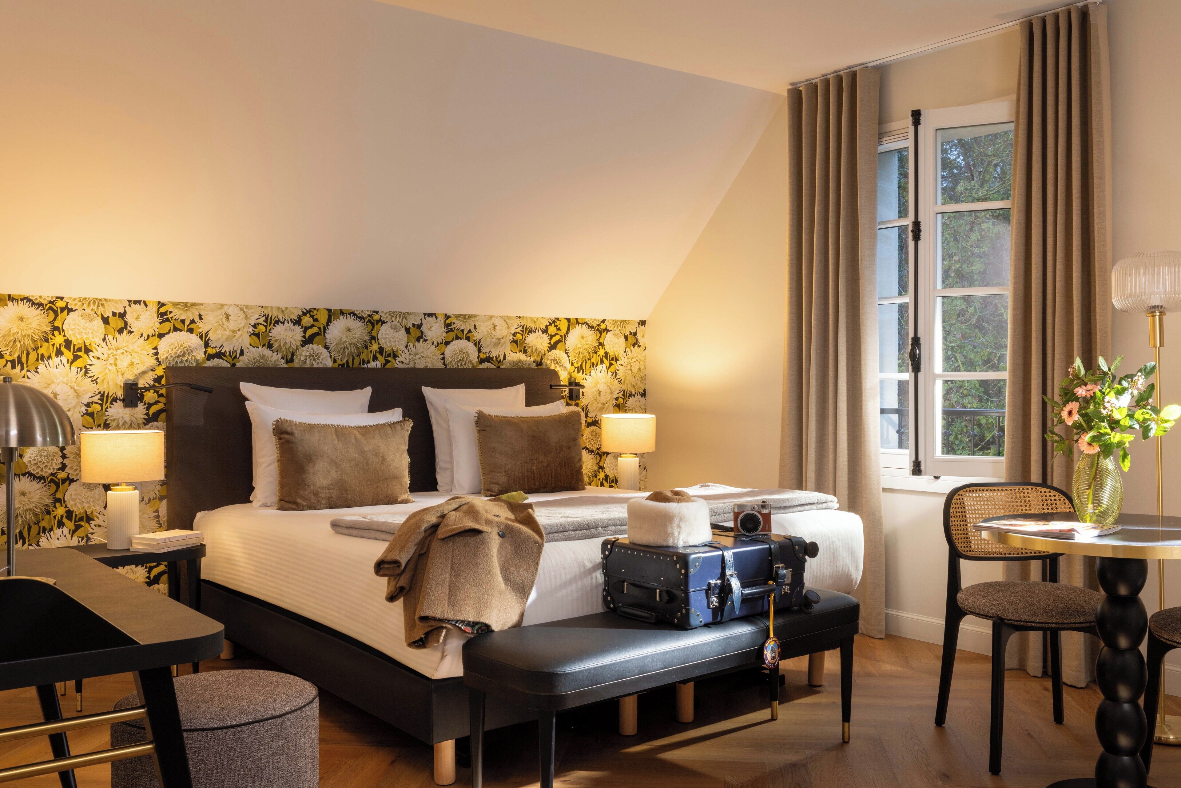 Deluxe-huone, näköala puutarhaan | Tallelokero huoneessa, työpöytä, pimennysverhot, äänieristys