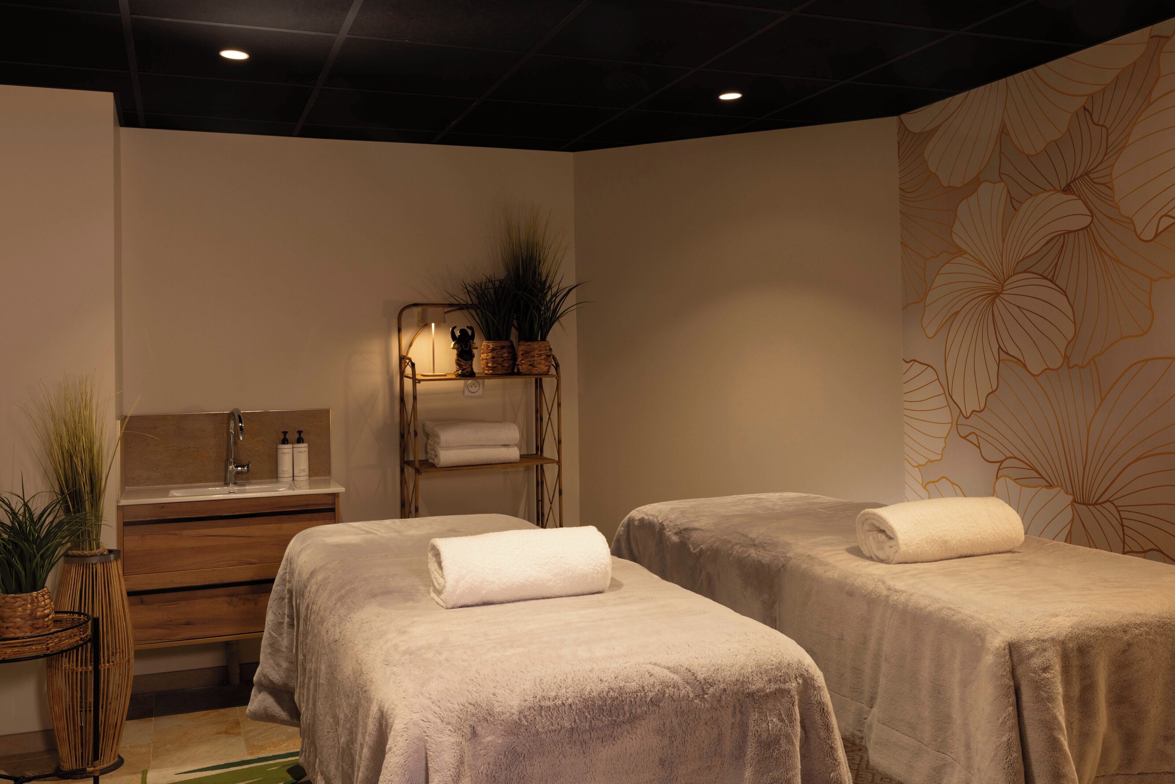 Sauna, bain à remous, hammam, 1 salle de soins, massages