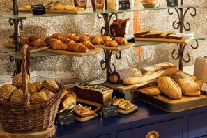 Daily buffet breakfast for a fee - Hôtel Château Saint-Gilles - Bayeux (Gueron)