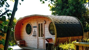 A wooden cabin with a curved roof, two windows, and a door. - Hôtel Château Saint-Gilles - Bayeux (Gueron)